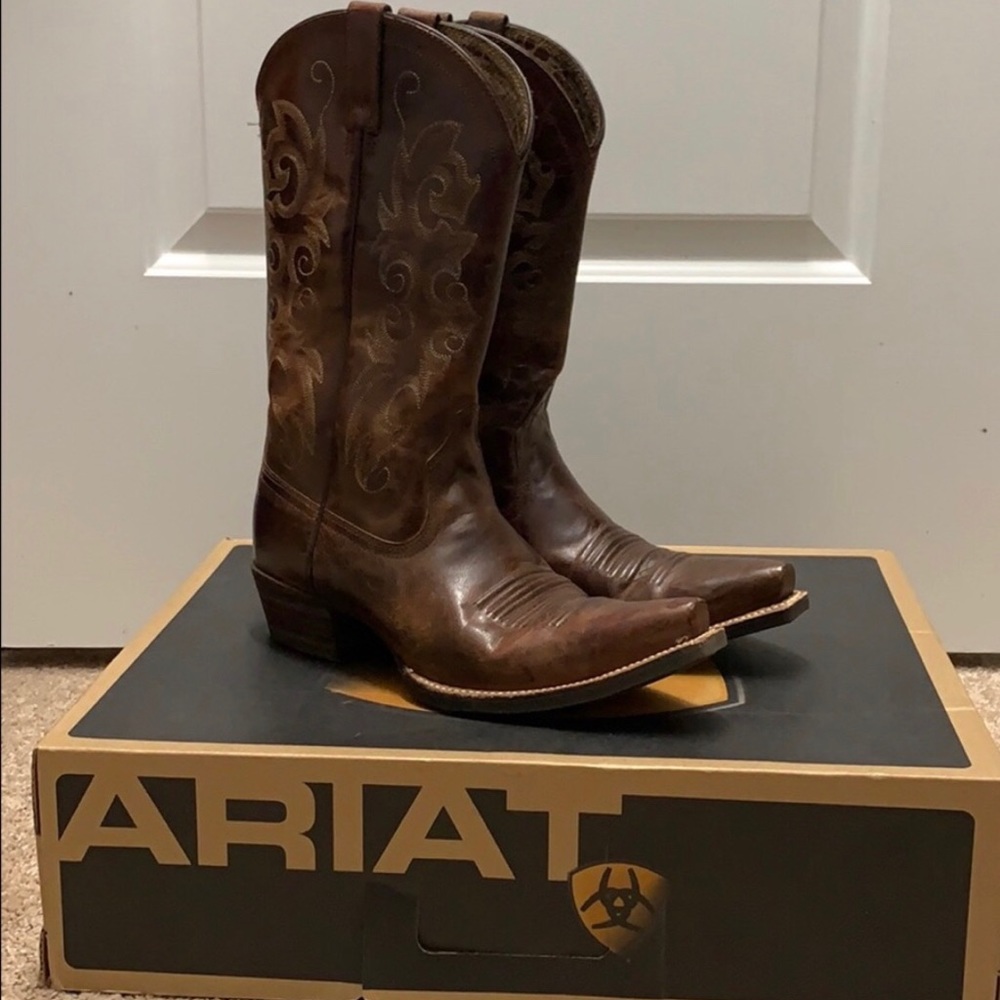 Women’s sz 9 B Ariat Cowboy brown boots